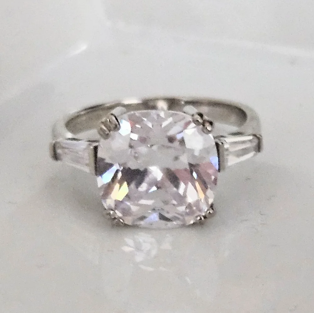 BELLA LUCE DIAMOND SIMULANT SOLITAIRE RING SIZE 8 - Picture 5 of 6